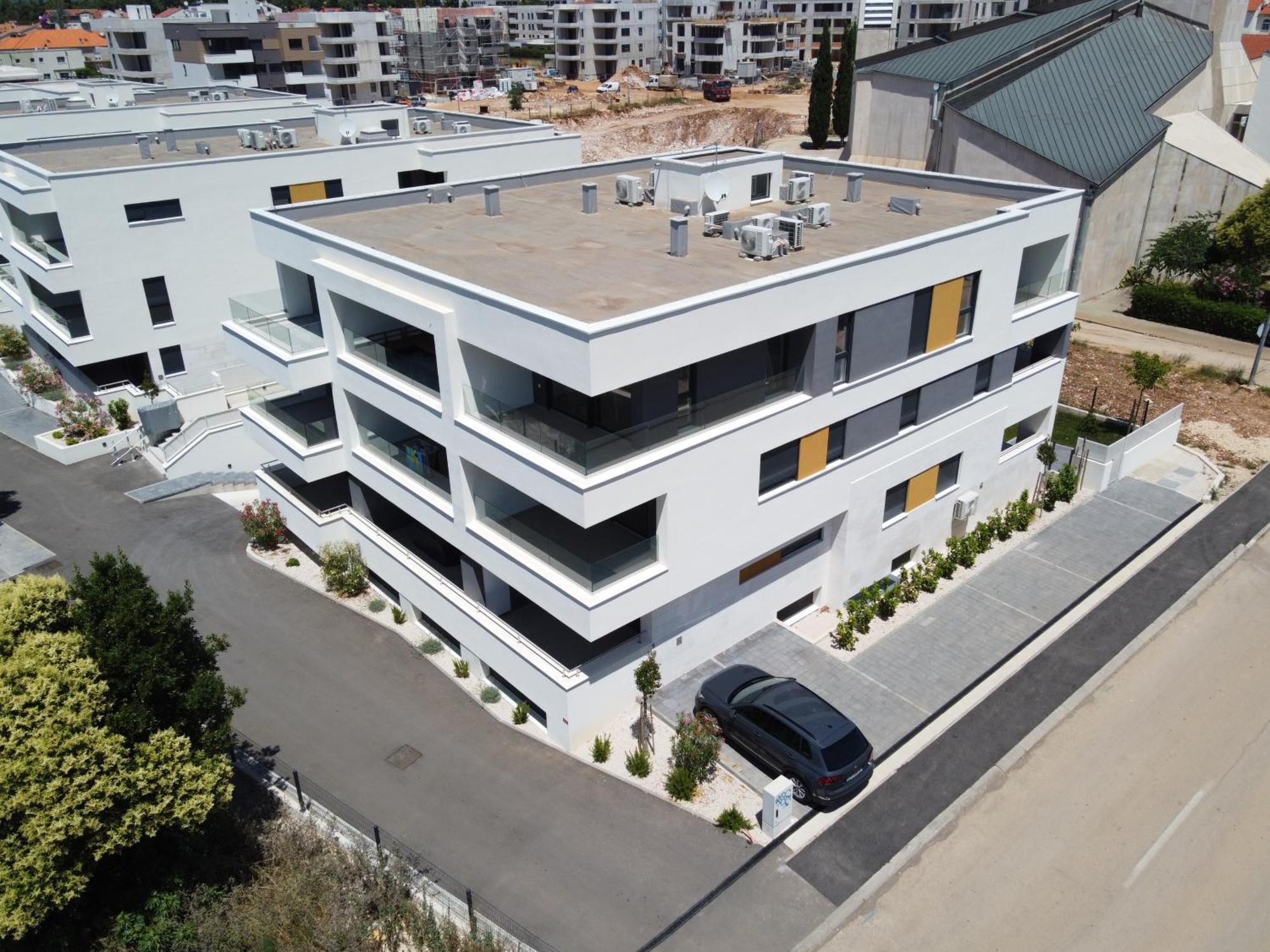 California By Belmont Realty Apartma *