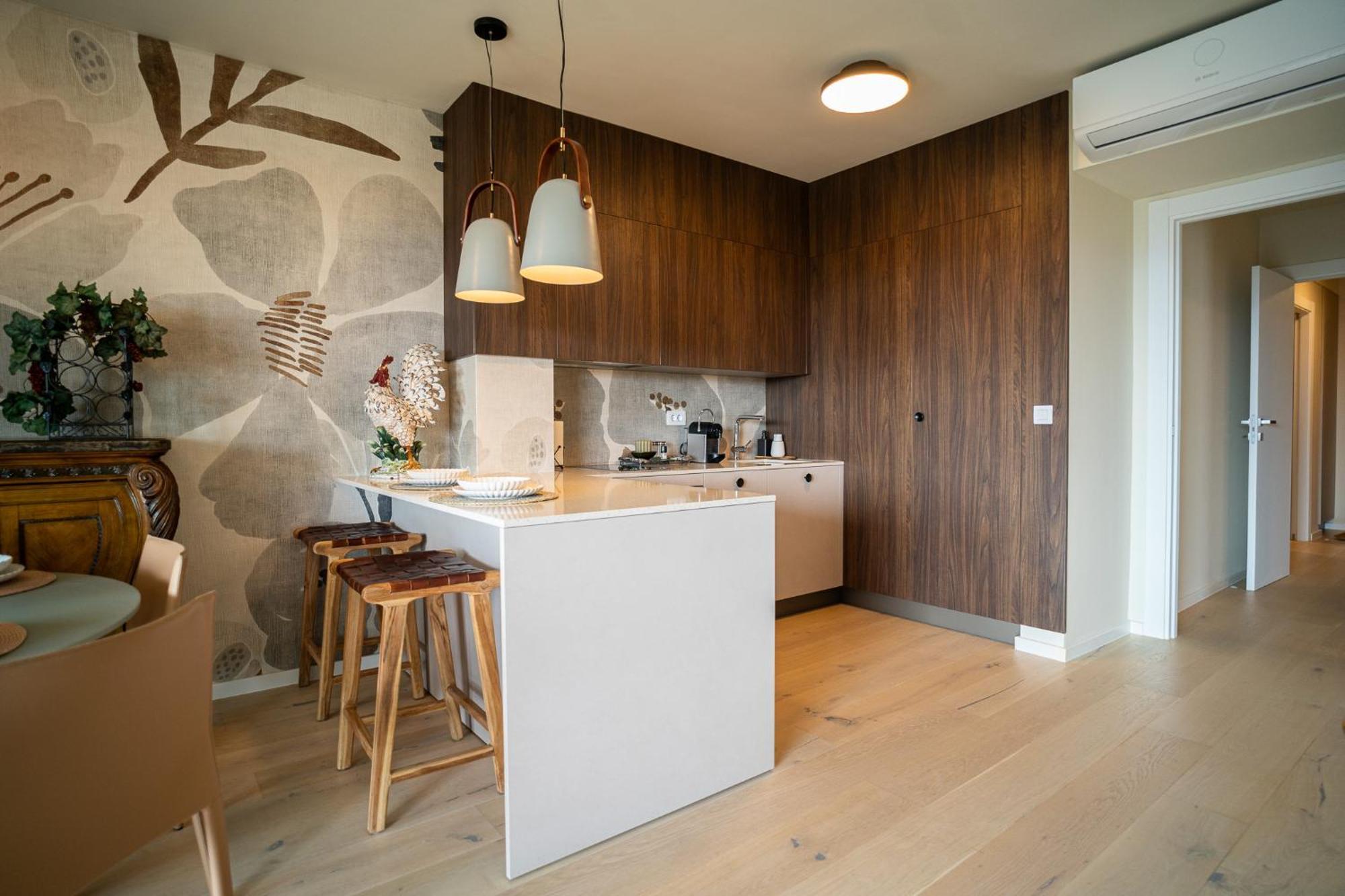 California By Belmont Realty Apartma *