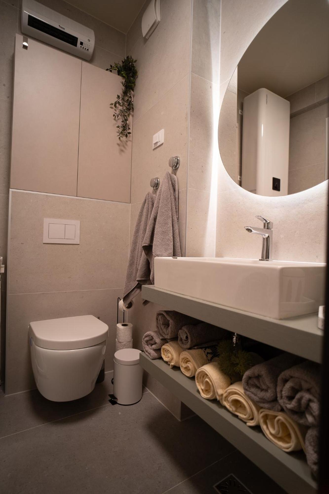 California By Belmont Realty Apartma *